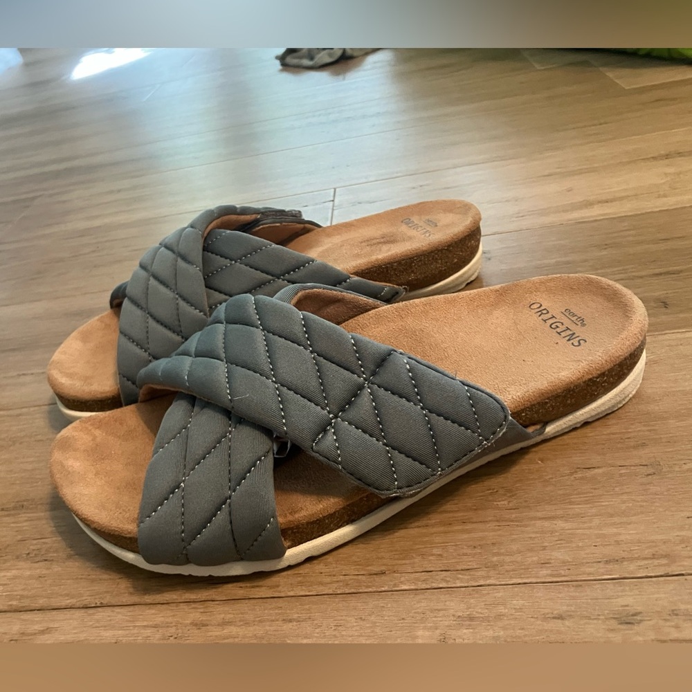 Earth Origins blue quilted cross band leather sole women’s slides size 7
